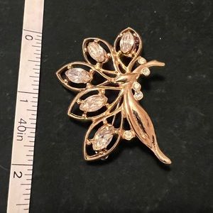 Gorgeous vintage gold tone brooch with large rhinestone accents.